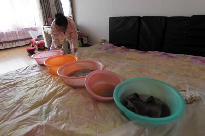康平楼上漏水，住户失联，小区没物管，业主维权难！律师来支招……